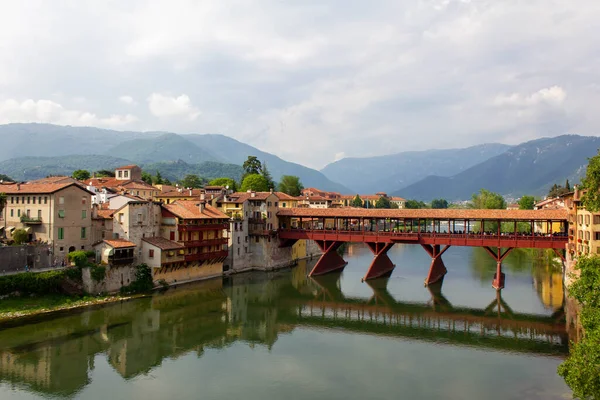 Vicenza ilindeki Bassano del Grappa şehrinde yer alan Bassano Köprüsü veya Alpini Köprüsü İtalya 'nın en pitoresk köprülerinden biri olarak kabul edilir..