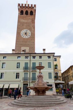 Carlo Spezzi çeşmesi Garibaldi Meydanı Bassano del Grappa, Vicenza ili, Veneto, İtalya