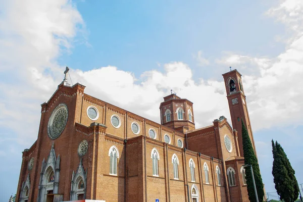 バッサーノ グラッパの通りにあるオサリオ寺院でご覧ください バッサーノ イタリア語 Bassano イタリア ヴェネト州ヴィチェンツァ州の都市 — ストック写真