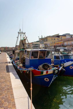 Venedik lagünündeki Chioggia kasabası, su kanalı ve tekneler. Veneto, İtalya, Avrupa