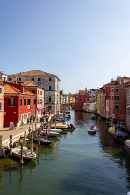 Venedik lagünündeki Chioggia kasabası, su kanalı ve tekneler. Veneto, İtalya, Avrupa