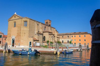 Chioggia, San Domenico Kilisesi ve tekneleri, Veneto, İtalya, Avrupa