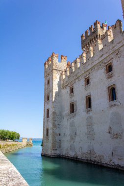 Sirmione 'deki Scaliger Kalesi, Garda Gölü, İtalya, Lombardia