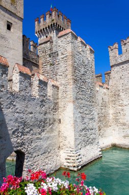 Sirmione 'deki Scaliger Kalesi, Garda Gölü, İtalya, Lombardia