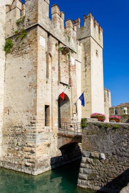 Sirmione 'deki Scaliger Kalesi, Garda Gölü, İtalya, Lombardia