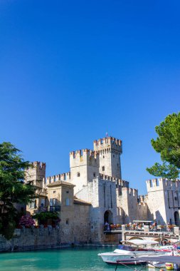 Sirmione 'deki Scaliger Kalesi, Garda Gölü, İtalya, Lombardia