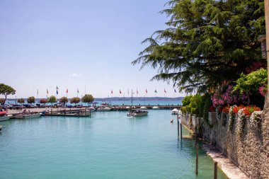 Lago di Garda kasabası Sirmione Limanı, İtalya 'nın Lombardiya bölgesinde turizm merkezi