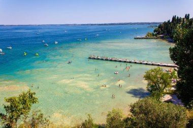 Sirmione, Garda Gölü 'nün temiz ve kristal su ve kaya manzarası, Lombardy, İtalya