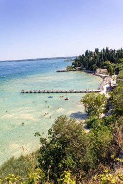 Sirmione, Garda Gölü 'nün temiz ve kristal su ve kaya manzarası, Lombardy, İtalya
