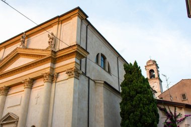 1888 'de, Neoklasik tarzda, Saints Zenone ve Martino' nun kilise cephesi, Garda Gölü, Verona, Veneto, İtalya, Avrupa kıyısındaki küçük Lazise köyü.