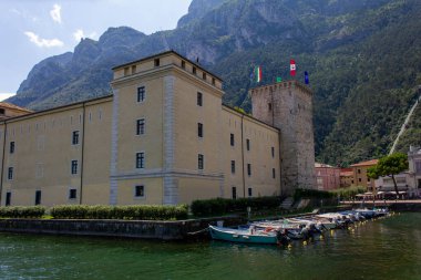 Riva del Garda eski liman manzarası, Rocca, Lago di Gada, İtalya 'nın Trentino Alto Adige bölgesi