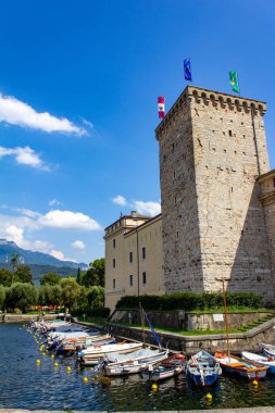 Riva del Garda eski liman manzarası, Rocca, Lago di Gada, İtalya 'nın Trentino Alto Adige bölgesi