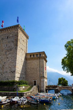 Riva del Garda eski liman manzarası, Rocca, Lago di Gada, İtalya 'nın Trentino Alto Adige bölgesi