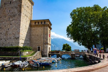 Riva del Garda eski liman manzarası, Rocca, Lago di Gada, İtalya 'nın Trentino Alto Adige bölgesi