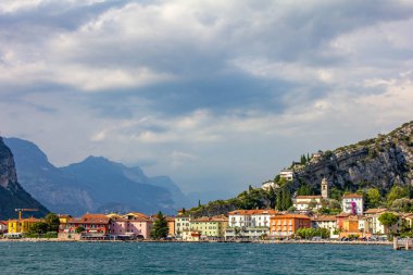 Renkli şehir Torbole Lago di Garda su manzaralı, Trentino Alto Adige bölgesinin İtalya üzerinde