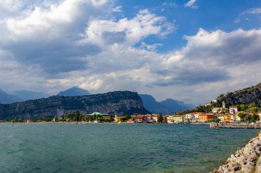 Renkli şehir Torbole Lago di Garda su manzaralı, Trentino Alto Adige bölgesinin İtalya üzerinde