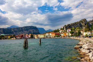 Renkli şehir Torbole Lago di Garda su manzaralı, Trentino Alto Adige bölgesinin İtalya üzerinde
