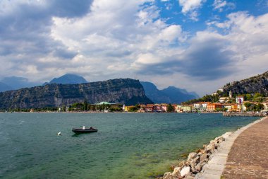 Renkli şehir Torbole Lago di Garda su manzaralı, Trentino Alto Adige bölgesinin İtalya üzerinde