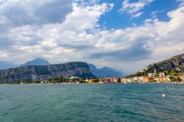 Renkli şehir Torbole Lago di Garda su manzaralı, Trentino Alto Adige bölgesinin İtalya üzerinde