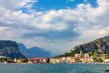 Renkli şehir Torbole Lago di Garda su manzaralı, Trentino Alto Adige bölgesinin İtalya üzerinde