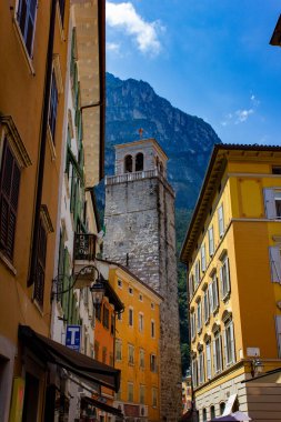 Riva del Garda, eski kasaba ve ortaçağ kulesi Torre Apponale, İtalya 'nın Trentino Alto Adige bölgesi