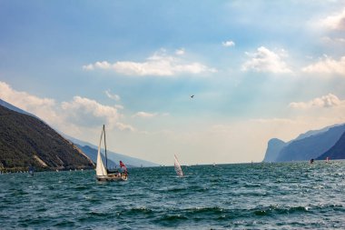 Yaz tatil eğlence inanılmaz yüksek dağlar ve Lake Garda, Torbole, İtalya, Europe