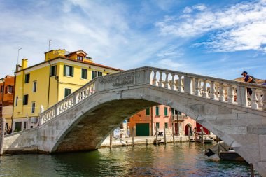 Venedik lagünündeki Chioggia kasabası, su kanalı ve tekneler. Veneto, İtalya, Avrupa