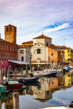 Venedik lagünündeki Chioggia kasabası, su kanalı ve tekneler. Veneto, İtalya, Avrupa