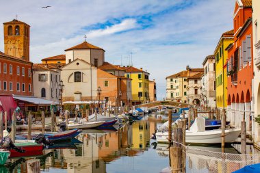 Venedik lagünündeki Chioggia kasabası, su kanalı ve tekneler. Veneto, İtalya, Avrupa