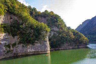 Lago del Corlo, Dolomite, Venetia, İtalya 'nın güzel bir fotoğrafı.