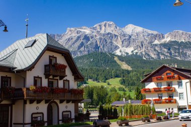 Cortina dAmpezzo, Dolomites, Venetia Italy - 9 _ 9 _ 2023 Yaz mevsiminde turistler ve yerel halkla birlikte Cortina 'dan şehir merkezi.