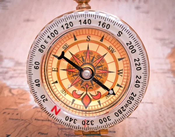 Närbild Gyllene Kompass Vintage Karta Resor Koncept Väg Riktning — Stockfoto