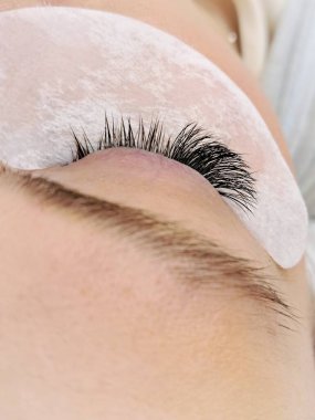 Güzellik salonu makro manzarasında kirpik uzantısıyla kapalı gözlerinizi kapatın. Yüksek kalite fotoğraf