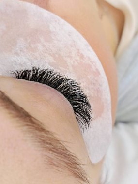 Güzellik salonu makro manzarasında kirpik uzantısıyla kapalı gözlerinizi kapatın. Yüksek kalite fotoğraf