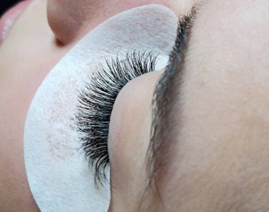 Güzellik salonu makro gözündeki kirpik uzantılarını kapat. Yüksek kalite fotoğraf