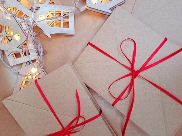 Envelopes Artesanato Com Faixa Vermelha Cartas Para Santa — Fotografia de Stock