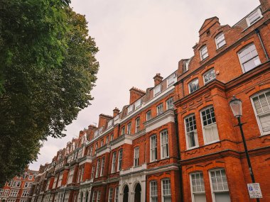 Londra sokaklarında kırmızı ve turuncu tuğlalardan yapılmış evler . 