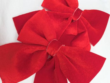 Hediyeleri paketlemek için iki kırmızı kurdeleye yakın noel öğesi. Yüksek kalite fotoğraf