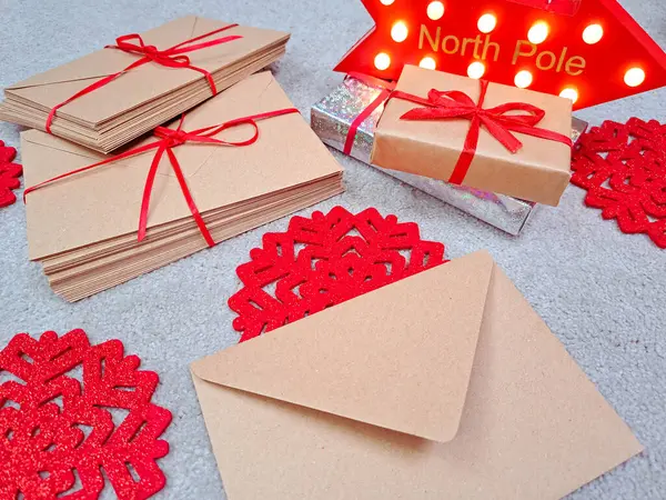 Sobres Artesanales Con Raya Roja Cartas Santa —  Fotos de Stock
