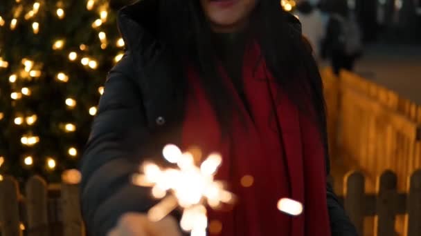 Młoda Kobieta Czerwonym Szaliku Zapala Iskrę Pobliżu Choinki Święta Bożego — Wideo stockowe