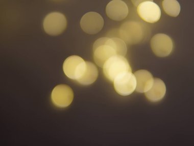 Altın ve koyu kahverengi Bokeh ışıkları şenlikli arka plan. Yüksek kalite fotoğraf