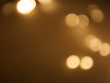 Altın ve koyu kahverengi Bokeh ışıkları şenlikli arka plan. Yüksek kalite fotoğraf