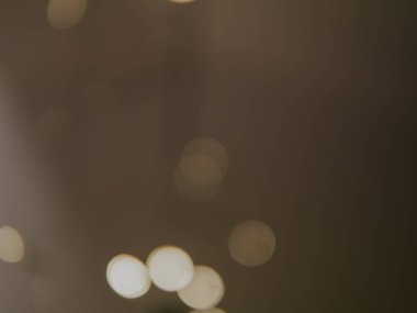 Altın ve koyu kahverengi Bokeh ışıkları şenlikli arka plan. Yüksek kalite fotoğraf