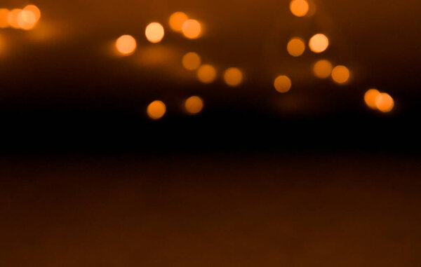 Золотой и темно-коричневый круглый боке освещает праздничный фон. Высокое качество фото