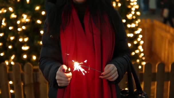 Jonge Vrouw Met Rode Sjaal Steekt Een Ster Aan Bij — Stockvideo
