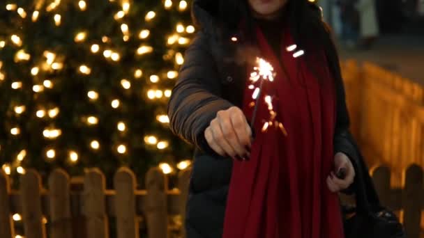 Молодая Женщина Красном Шарфе Зажигает Искру Возле Рождественской Елки Рождественские — стоковое видео