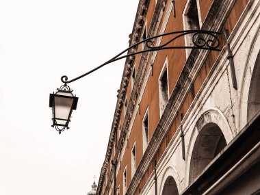 Venedik caddelerindeki sokak lambası, İtalya 'nın aydınlatması. Yüksek kalite fotoğraf