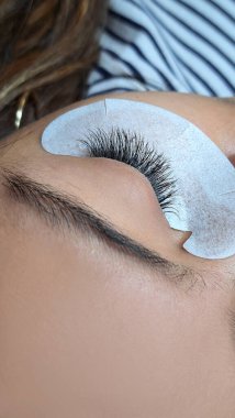 Güzellik salonu makro gözündeki kirpik uzantılarını kapat.