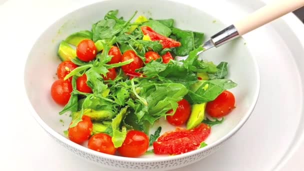 Plate Fresh Green Salad Cabbage Leaves Tomatoes Cucumber Avocado White — 비디오