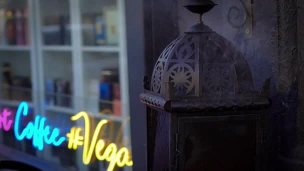 Fumando Lâmpada Metal Com Incenso Perto Rua Café Vegan — Vídeo de Stock